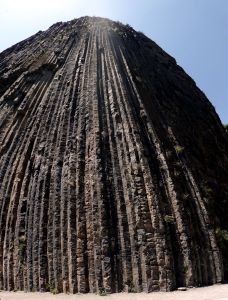 V údolí řek Geghard a Azad pod chrámem Garni jsou nádherné čedičové sloupy.